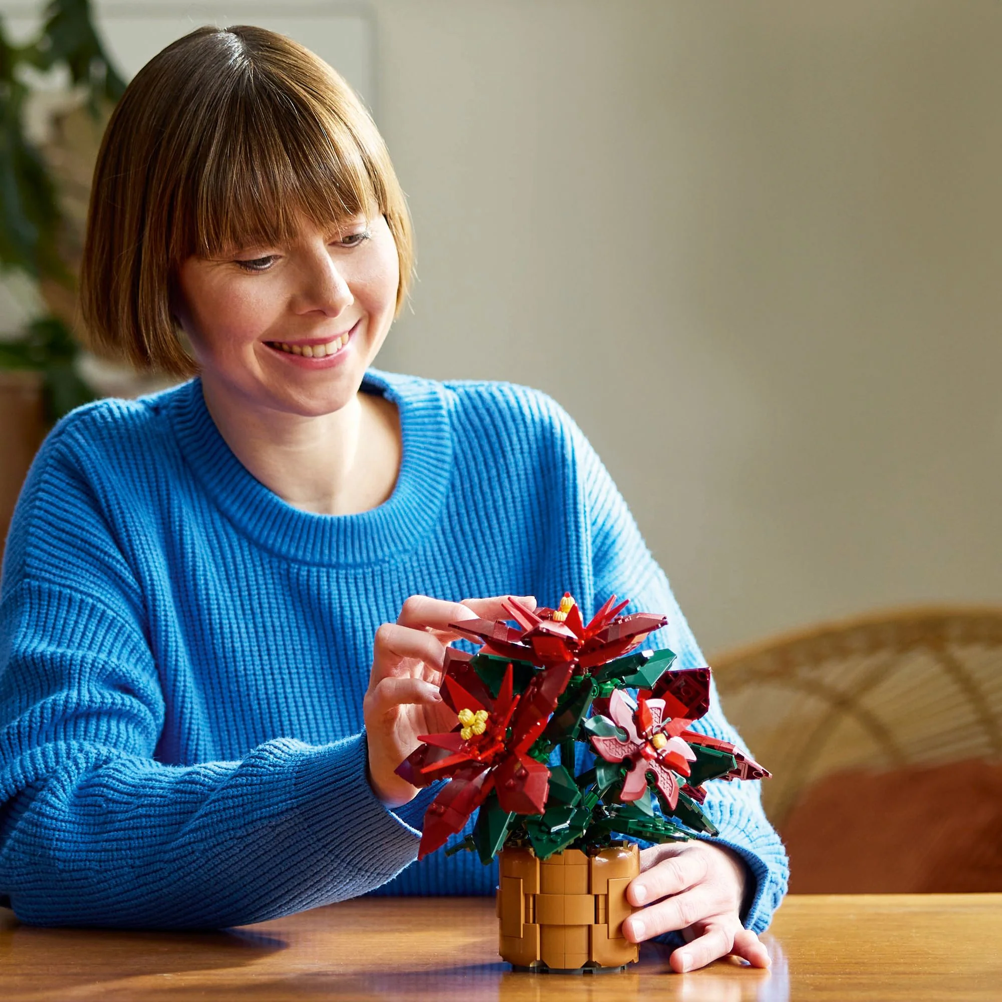 LEGO Icons Poinsettia 10370 - Image 4